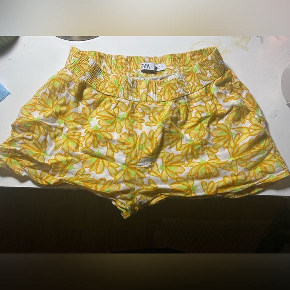 Zara women’s floral yellow shorts - Picture 1 of 3